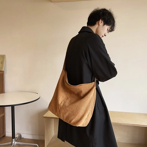 Texture dettagliata della borsa tote in velluto a coste marrone su modella di moda chic