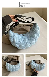 Dettagli della borsa a mezzaluna in nylon trapuntato azzurro con texture a bolle 3D