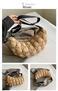 Dettaglio della borsa a mezzaluna in nylon trapuntato kaki con tracolla larga