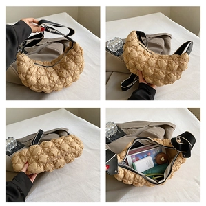 Dettaglio borsa a nuvola in nylon trapuntato beige con interno e tracolla a contrasto