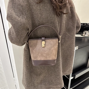 Winter-Eimertasche aus PU-Leder in Dunkelbraun mit Wildleder-Patchwork und Metallschloss