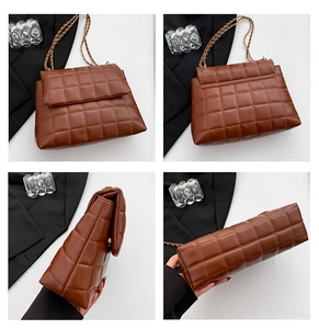 Détails du sac bandoulière marron en similicuir matelassé avec chaîne dorée et rabat