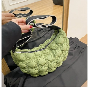 Dettaglio della borsa a spalla trapuntata in nylon verde avocado con tracolla alla moda