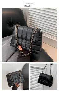 Détails du sac matelassé noir avec coutures carrées et bandoulière chaîne dorée