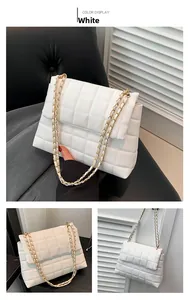 Vue détaillée du sac bandoulière en PU blanc matelassé avec chaîne dorée élégante
