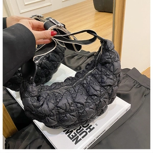 Dettaglio borsa hobo trapuntata nera in nylon con tracolla in tessuto regolabile