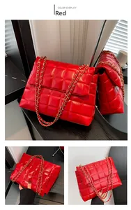Détail du sac à main rouge en similicuir matelassé avec chaîne en métal doré chic