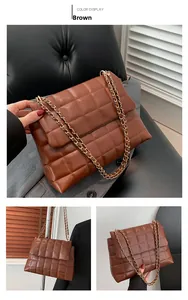 Vues détaillées du sac en cuir PU matelassé marron avec bandoulière dorée