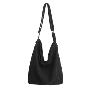 Borsa hobo minimalista in velluto a coste nero con tracolla regolabile su bianco