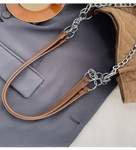 Gros plan du sac bandoulière en nylon matelassé kaki avec bandoulière chaîne argentée