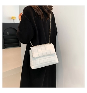 Vue détaillée du sac bandoulière blanc matelassé en PU avec chaîne dorée élégante