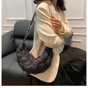 Dettaglio borsa hobo trapuntata nera in nylon con tracolla regolabile e metallo