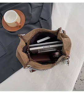 Vue intérieure du cabas en nylon matelassé marron montrant sa grande capacité