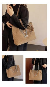 Détail du sac bandoulière en nylon matelassé avec chaîne en métal et poignée en cuir marron