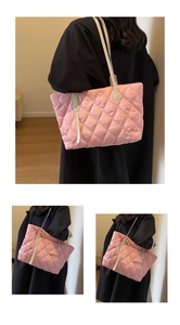 Detailansicht einer rosa gesteppten Nylon-Tragetasche mit weißem Schultergurt