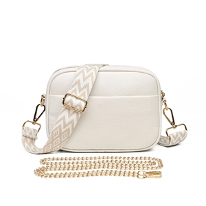 Détail du sac photo en cuir grainé blanc crème avec sangle bohème et chaîne dorée