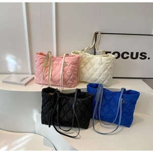 Gesteppte Tragetaschen in Rosa, Weiß, Schwarz und Blau in minimalistischem Design