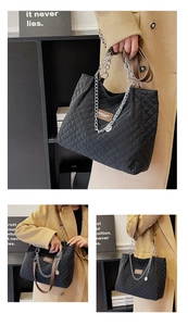 Détail du sac bandoulière en nylon noir matelassé avec chaîne argentée et logo cuir