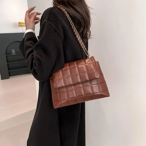 Sac bandoulière minimaliste en similicuir marron matelassé avec chaîne dorée élégante