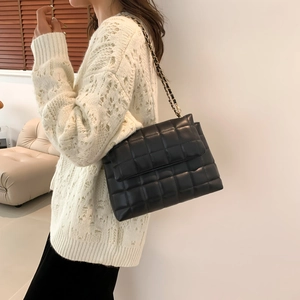 Sac à bandoulière en PU matelassé noir avec chaîne dorée élégante et fermeture à rabat