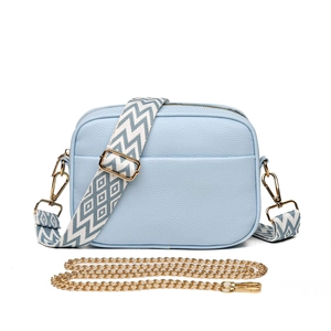 Sac caméra en cuir grainé bleu clair avec bandoulière tissée et chaîne dorée