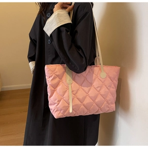Rosafarbene gesteppte Nylon-Einkaufstasche mit Rautenmuster und weißen Schulterriemen