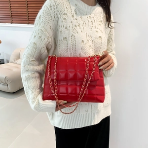 Sac bandoulière matelassé rouge en cuir PU avec chaîne dorée pour le look d'hiver