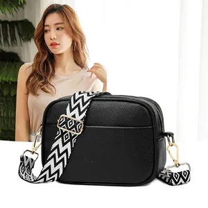 Sac Caméra Femme en Cuir Grainé Avec Large Bandoulière Géométrique et Chaîne Dorée Sac Bandoulière Petit Sac Carré Main