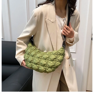 Dettaglio ravvicinato di una borsa a luna in nylon trapuntato verde a tracolla