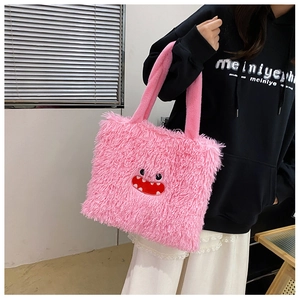 Détail d'un sac à main en peluche rose avec un visage de monstre amusant et des lèvres rouges