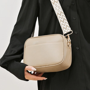 Sac caméra en cuir grainé kaki avec large bandoulière tissée géométrique chic