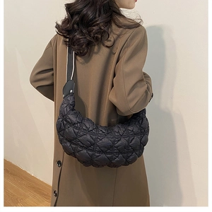 Dettaglio della borsa nuvola nera trapuntata con texture in nylon e forma a mezzaluna