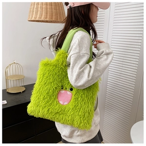 Détail du sac à bandoulière en peluche vert fluo avec yeux de monstre et bouche rose