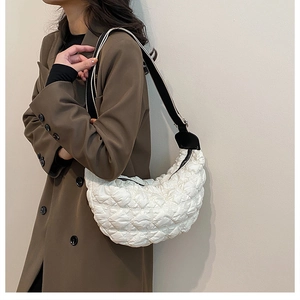 Dettaglio borsa a mezzaluna trapuntata bianca in nylon con tracolla sportiva a contrasto