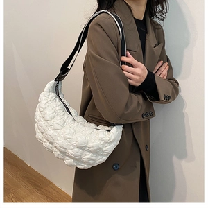 Dettaglio della borsa a nuvola trapuntata bianca con tessuto in nylon e tracolla a righe