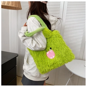 Détail du sac cabas en peluche vert fluo avec broderie cartoon et bouche rose