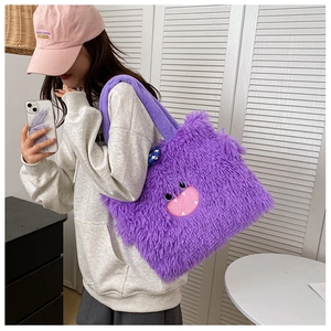 Gros plan détaillé d'un sac cabas en peluche violette avec un motif de monstre de dessin animé