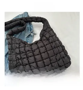 Vue détaillée du sac à bandoulière matelassé noir en nylon brillant avec sangle