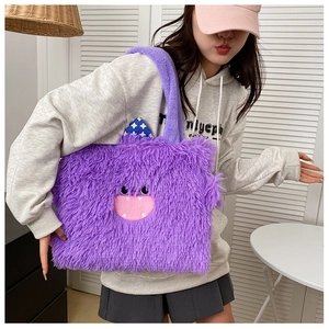 Détail du sac cabas en peluche violette avec visage de monstre et breloque