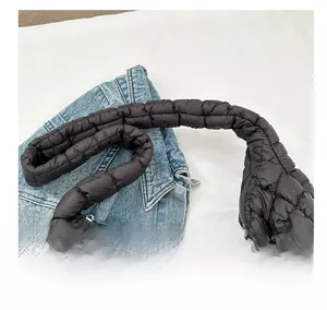 Détail de la poignée rembourrée et de la texture matelassée du sac fourre-tout noir