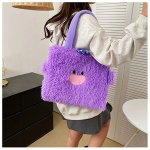 Détail du sac cabas monstre violet en peluche avec fausse fourrure et visage brodé
