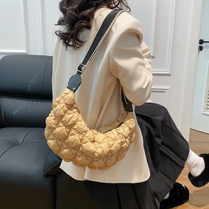 Borsa a spalla chic a mezzaluna in nylon trapuntato beige con tracolla regolabile