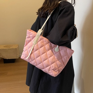 Rosa gesteppte Damen Puffer-Tragetasche aus leichtem Nylon mit weißen Schultergurten