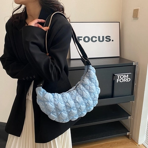 Borsa a spalla trapuntata a mezzaluna celeste con trama a bolle e tracolla regolabile