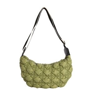 Borsa a tracolla trapuntata in nylon verde matcha con cinturino in tessuto