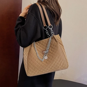 Sac fourre-tout en nylon matelassé marron avec sangles en chaîne et motifs losanges