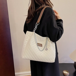 Minimalistische beige gesteppte Tragetasche aus Nylon mit braunem Leder und Kette