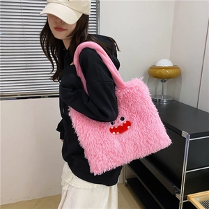 Sac fourre-tout en peluche rose avec broderie de monstre ludique en fausse fourrure