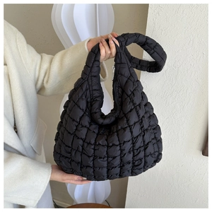 Gros plan du sac hobo matelassé noir avec texture bouffante et fermeture éclair argentée
