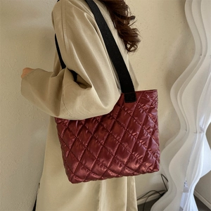 Metallic Glossy Quilted Tote Bag Lightweight Puffer Shoulder Bag For Women Urban Fashion Large Capacity Niche Handbag